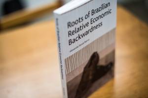 Livro - Roots of Brazilian Relative Economic Backwardness Livro - Roots of Brazilian Relative Economic Backwardness