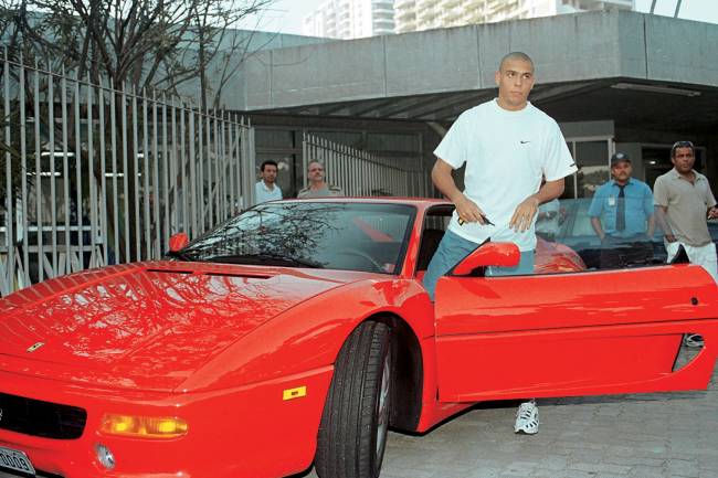 Ronaldo com uma F355 da Ferrari - 1999