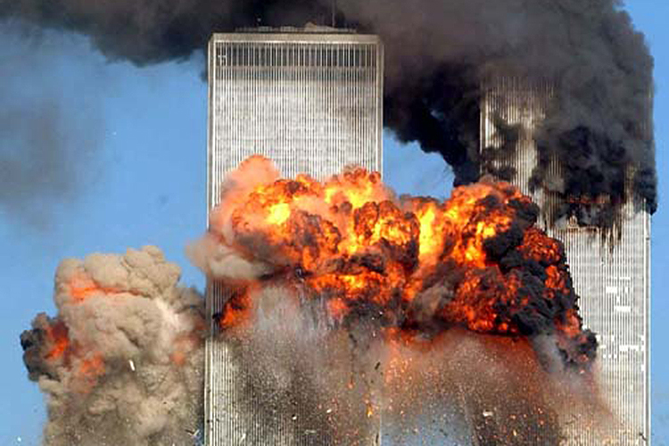 Voo 175 da United Airlines colide com a Torre Sul do World Trade Center, na Ilha de Manhattan, em Nova York, com 51 passageiros, nove tripulantes e os cinco sequestradores a bordo