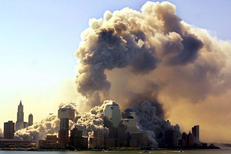 Torre Sul do World Trade Center desaba 57 minutos depois de ataque, na Ilha de Manhattan, em Nova York