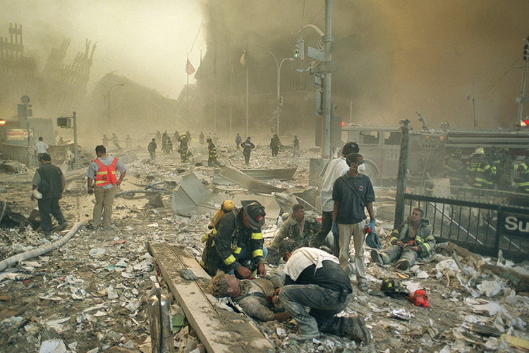Bombeiros e paramédicos auxiliam feridos após os atentados terroristas ao World Trade Center