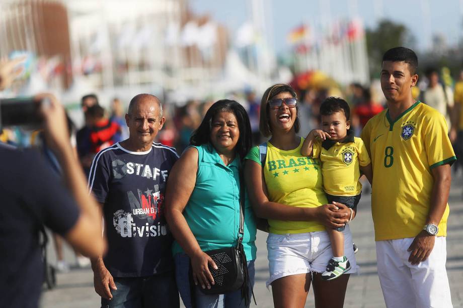 Família tira foto no Parque Olímpico, no Rio de Janeiro (RJ) durante os jogos Paralímpicos Rio 2016