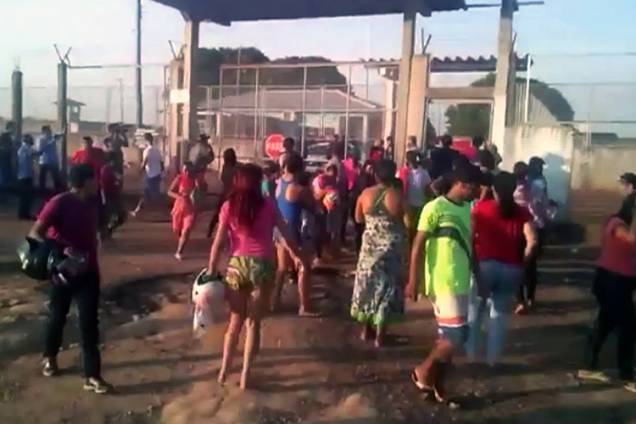 Parentes de presos são vistos em frente à Penitenciária Agrícola de Monte Cristo, em Boa Vista (RR) - 16/10/2016 Parentes de presos são vistos em frente à Penitenciária Agrícola de Monte Cristo, em Boa Vista (RR) - 16/10/2016