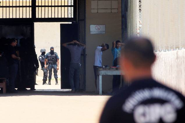 Policiais revistam presos na Penitenciária Agrícola de Monte Cristo, em Boa Vista (RR), após rebelião no local deixar dezenas de mortos - 17/10/2016 Policiais revistam presos na Penitenciária Agrícola de Monte Cristo, em Boa Vista (RR), após rebelião no local deixar dezenas de mortos - 17/10/2016