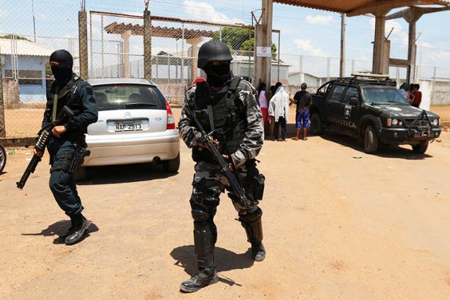 Policiais realizam patrulha na Penitenciária Agrícola de Monte Cristo, em Boa Vista (RR), após rebelião no local deixar dezenas de mortos - 17/10/2016 Policiais realizam patrulha na Penitenciária Agrícola de Monte Cristo, em Boa Vista (RR), após rebelião no local deixar dezenas de mortos - 17/10/2016