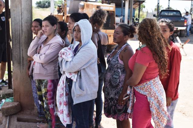 Parentes ficam na entrada da Penitenciária Agrícola Monte Cristo, em Boa Vista (RR) em busca de notícias dos presos após rebelião - 17/10/2016 Parentes ficam na entrada da Penitenciária Agrícola Monte Cristo, em Boa Vista (RR) em busca de notícias dos presos após rebelião - 17/10/2016