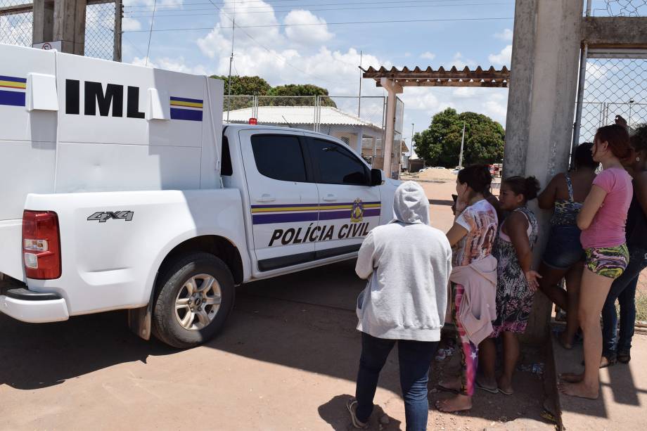 Parentes ficam na entrada da Penitenciária Agrícola Monte Cristo, em Boa Vista (RR) em busca de notícias dos presos após rebelião - 17/10/2016