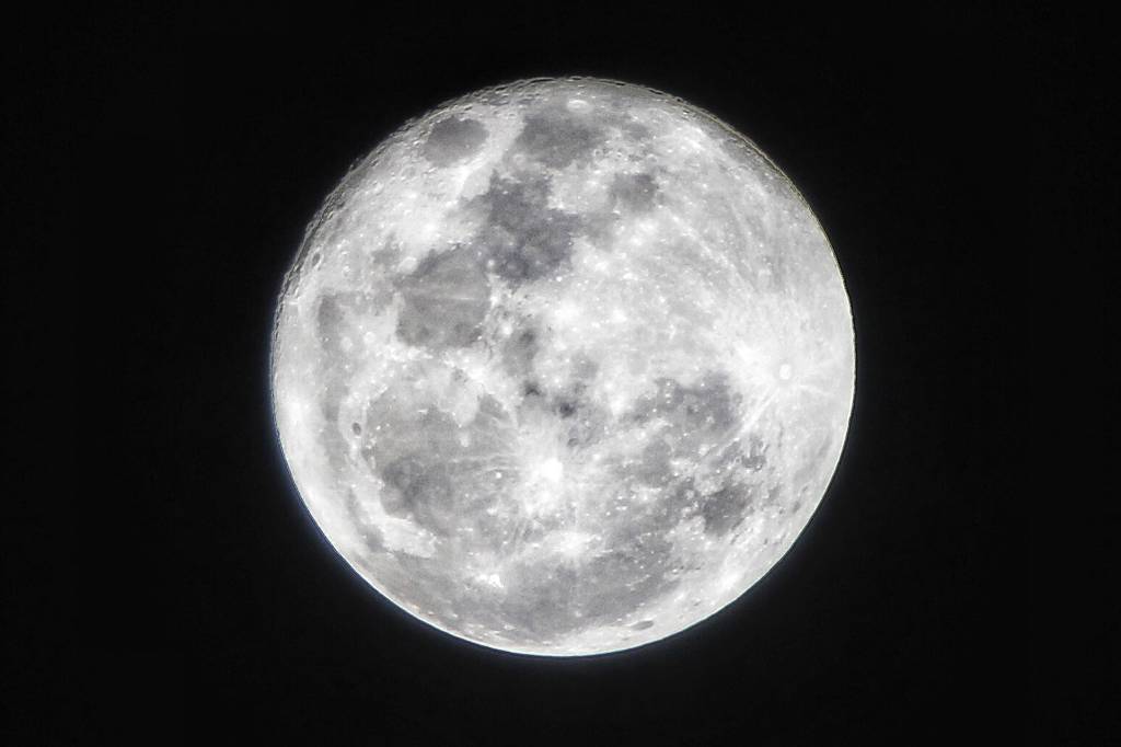 Lua tem muito mais água do que se pensava, aponta estudo