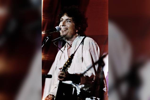 Bob Dylan durante apresentação no Estádio John F Kennedy nos Estados em 1985 Bob Dylan durante apresentação no Estádio John F Kennedy nos Estados em 1985