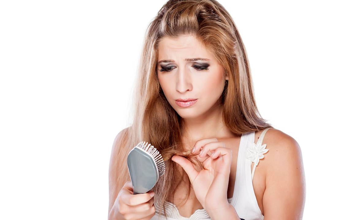 Garota segurando escova de cabelo