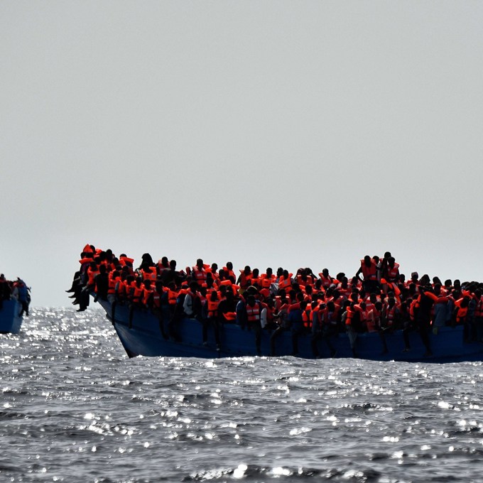 Barco com imigrantes rumo à Europa naufraga na Líbia; 53 morrem, incluindo dois bebês