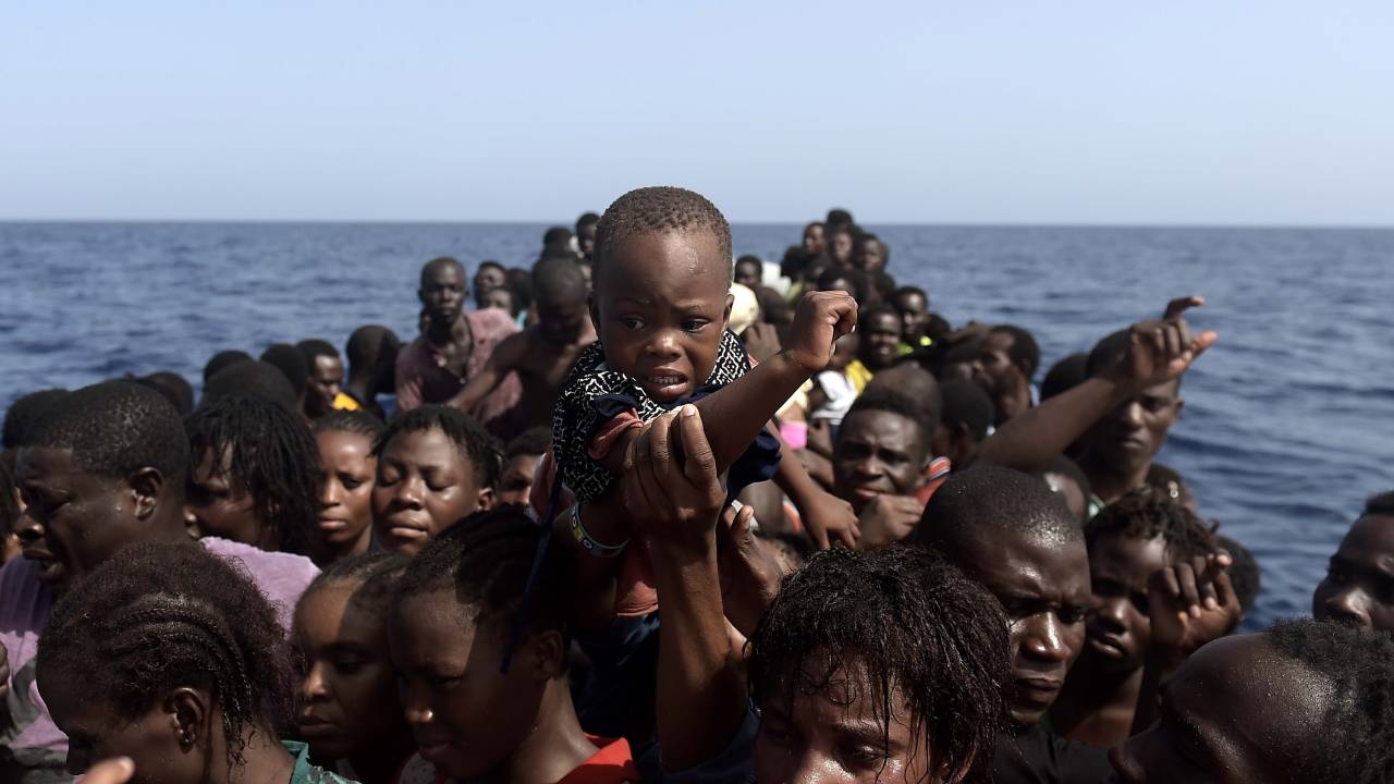 Resgate de imigrantes no Mediterrâneo