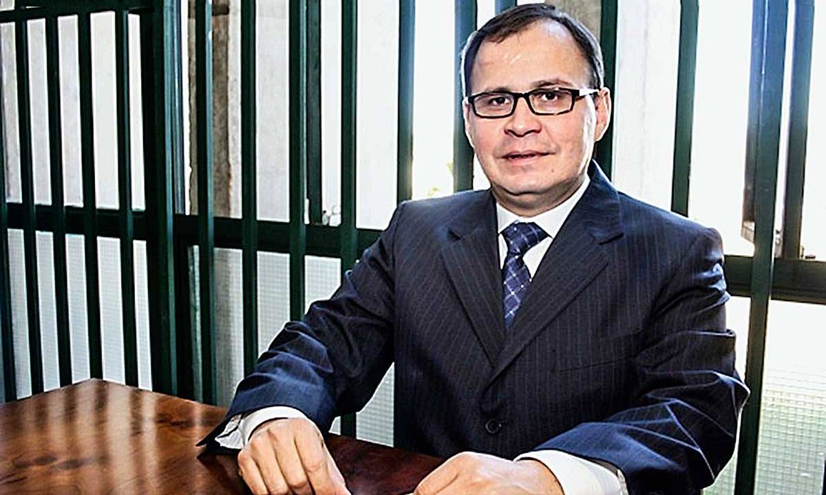 CANETA RÁPIDA E MÃO PESADA - O juiz Vallisney: de seu martelo dependem o ex-presidente, seu filho e sobrinho