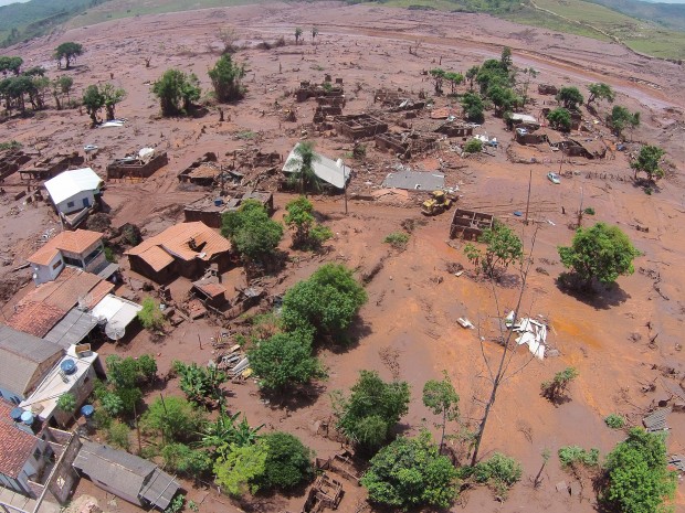 Vista da devastação provocada pelo rompimento da barragem da mineradora Samarco no distrito de Bento Rodrigues, em Mariana (MG): prenúncio do que as mudanças climáticas trarão