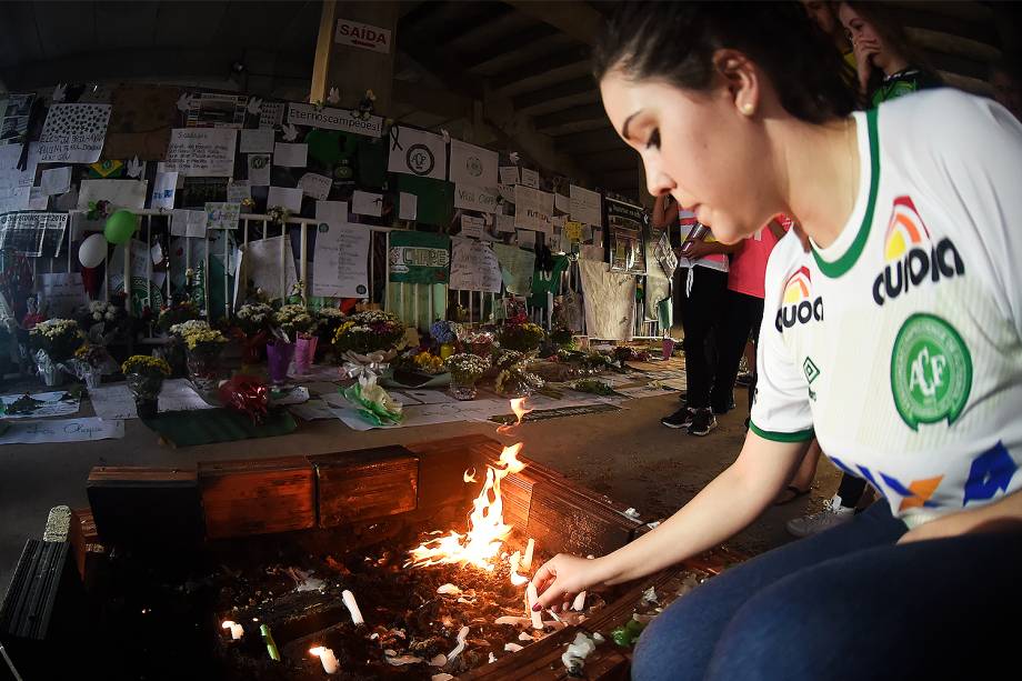 Torcedora acende vela na Arena Condá em homenagem à Chapecoense