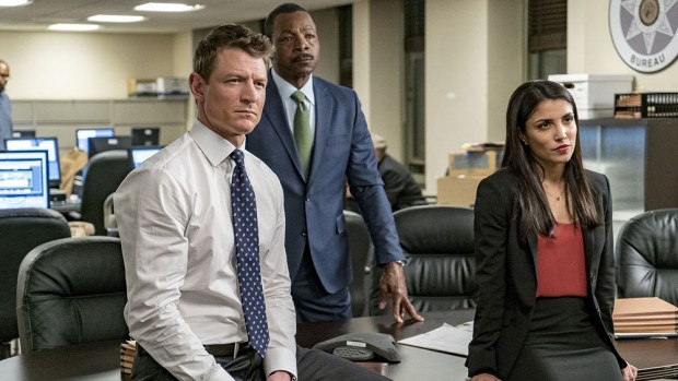 (E-D) Philip Winchester, Carl Weathers e Nazneen Contractor em 'Chicago Justice' (Foto: Matt Dinerstein/NBC)