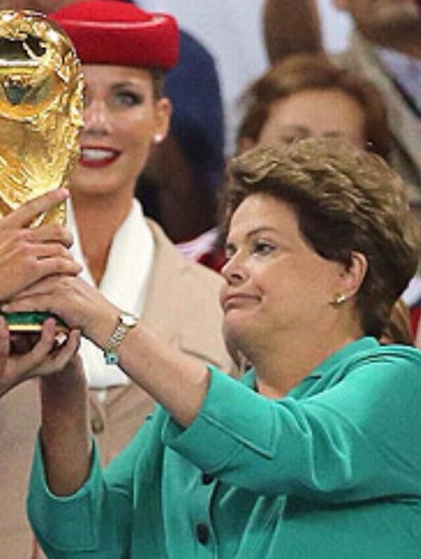 A cara de Dilma diz tudo, não é mesmo? Mais: faltou elegância!
