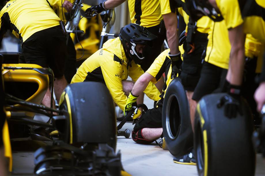 Movimentação nos boxes antes da largada para o Grande Prêmio do Brasil de Fórmula 1, realizado no Autódromo de Interlagos, zona sul de São Paulo (SP) - 13/11/2016