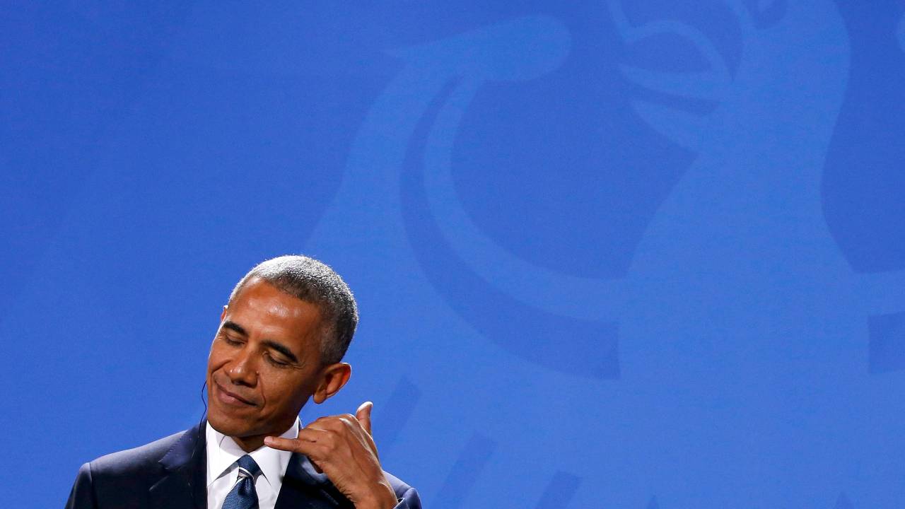 Barack Obama gesticula durante coletiva de imprensa em Berlim, na Alemanha
