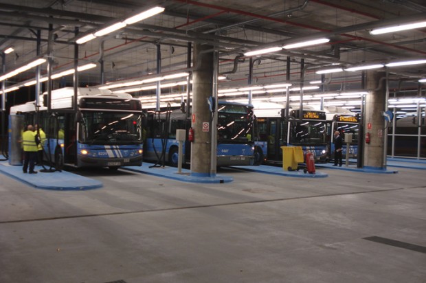 Ônibus movidos a gás abastecem em Madrid (Foto Divulgação)