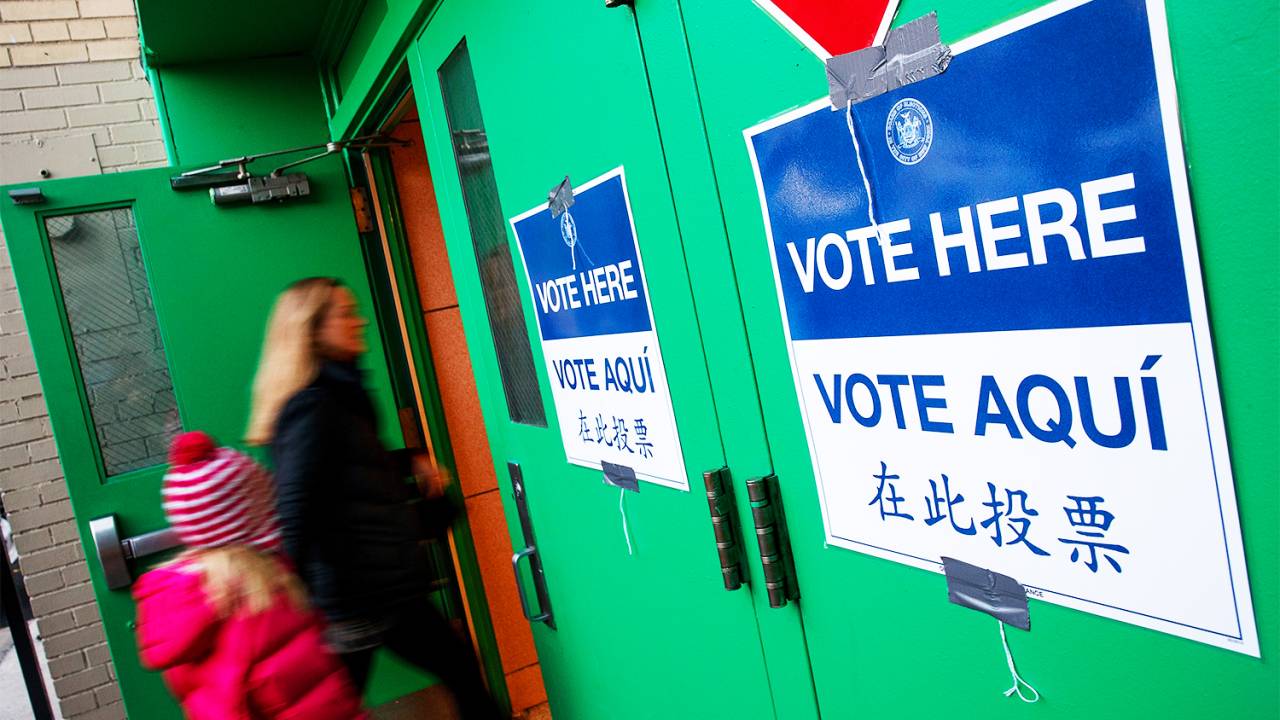 Eleitores entram em um local de votação de Nova York. Os cidadãos dos Estados Unidos escolherão entre o republicano Donald Trump e a democrata Hillary Clinton - 08/11/2016