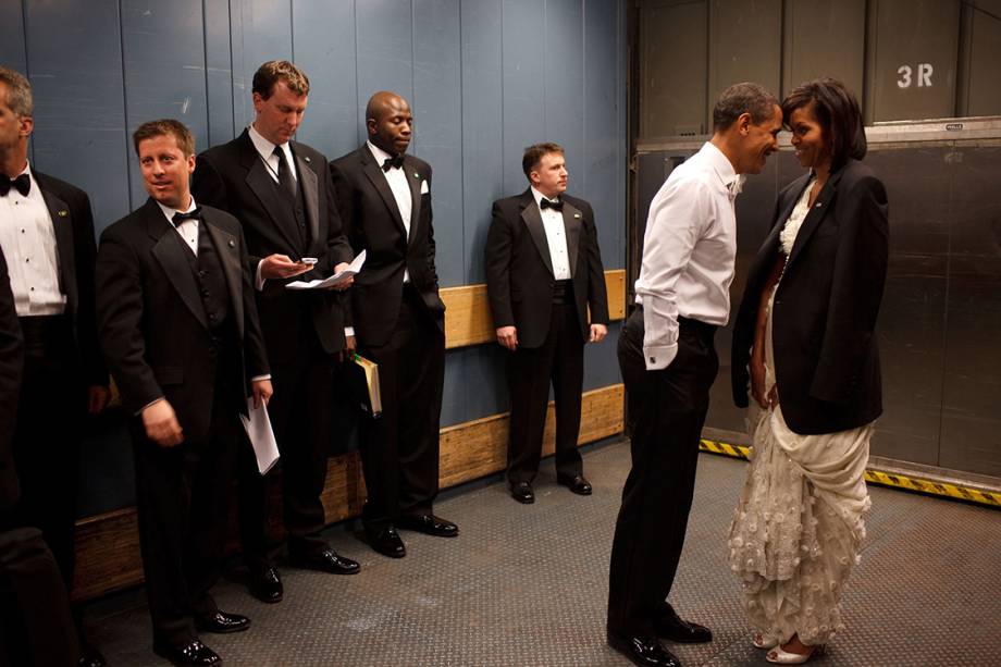 Presidente Obama e primeira-dama, Michelle, compartilham momento íntimo em um elevador de carga no Baile de Inauguração em Washington - 20/01/2009