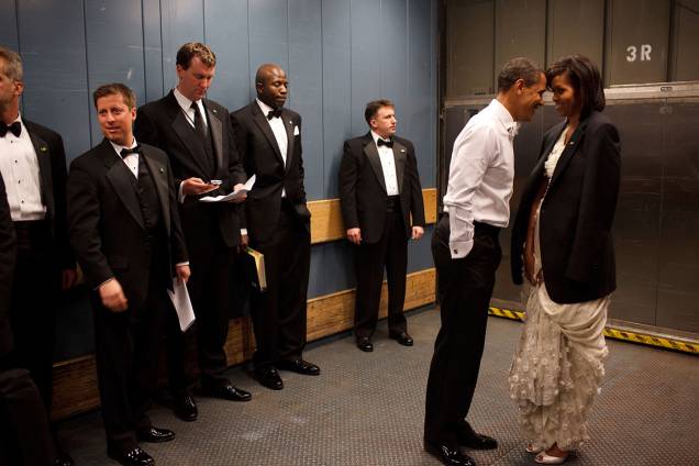 Presidente Obama e primeira-dama, Michelle, compartilham momento íntimo em um elevador de carga no Baile de Inauguração em Washington - 20/01/2009 Presidente Obama e primeira-dama, Michelle, compartilham momento íntimo em um elevador de carga no Baile de Inauguração em Washington - 20/01/2009