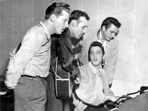 (E-D) Jerry Lee Lewis, Carl Perkins, Elvis Presley e Johnny Cash em 1956.