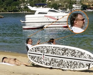 Barusco curte o sol de domingo e o mar de Angra na praia particular do seu condom&iacute;nio