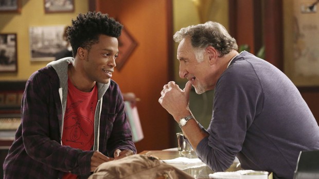 (E-D) Jermaine Fowler e Judd Hirsch (Foto: Michael Yarish/CBS)