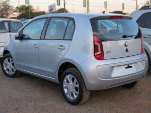 Volkswagen-up-2016-prata-High-up (1)