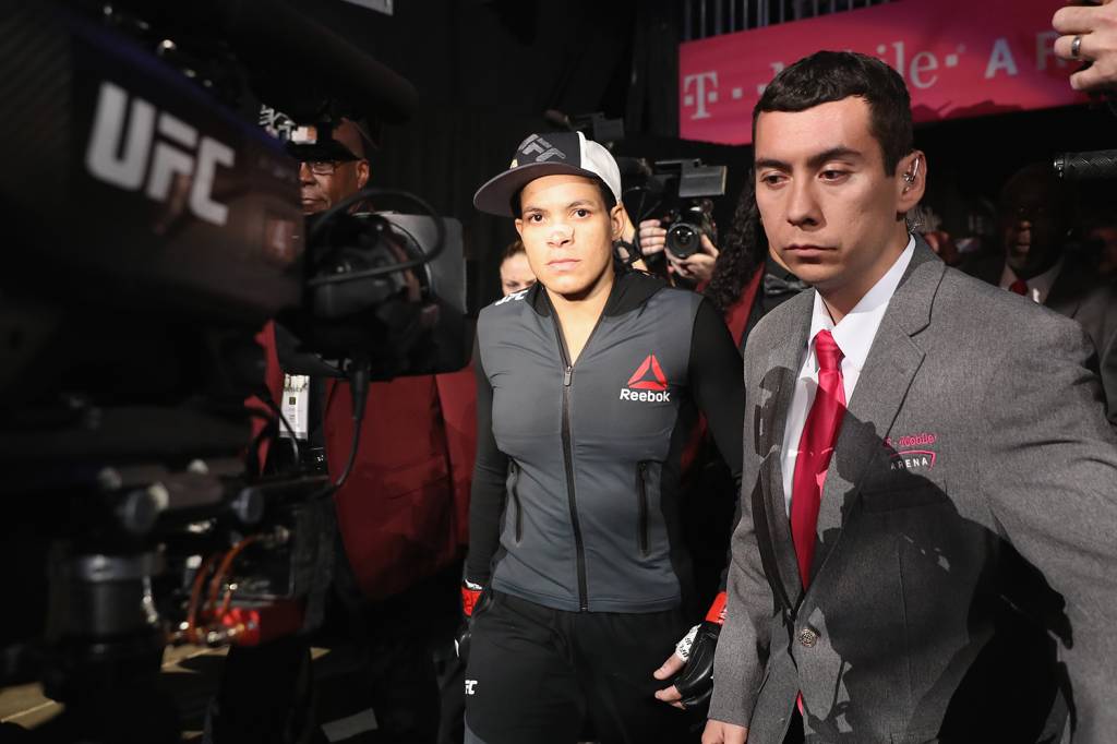 Lutadora de MMA, Amanda Nunes, chega ao oct&oacute;gono para enfrentar Ronda Rousey, em Las Vegas - 31/12/2016
