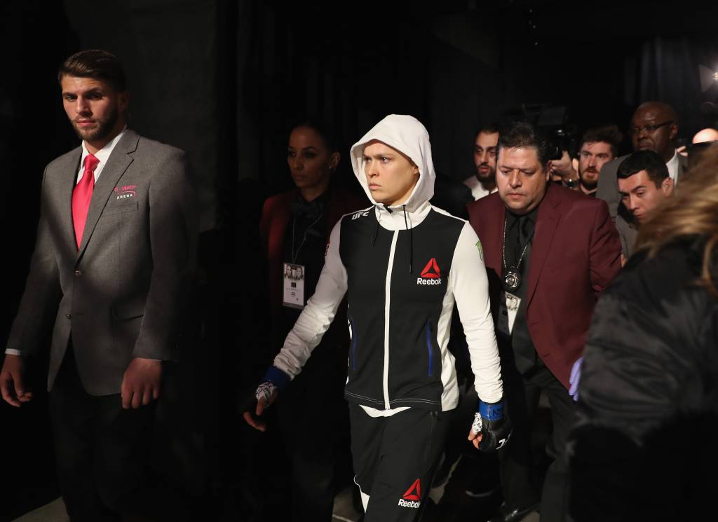 Lutadora de MMA, Ronda Rousey, chega ao oct&oacute;gono para enfrentar a brasileira Amanda Nunes, em Las Vegas - 30/12/2016