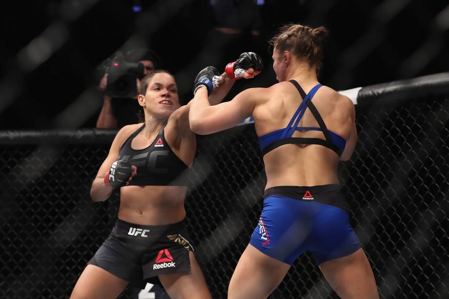 Lutadoras de MMA Amanda Nunes, brasileira, e americana Ronda Rousey se enfrentam em Las Vegas - 30/12/2016