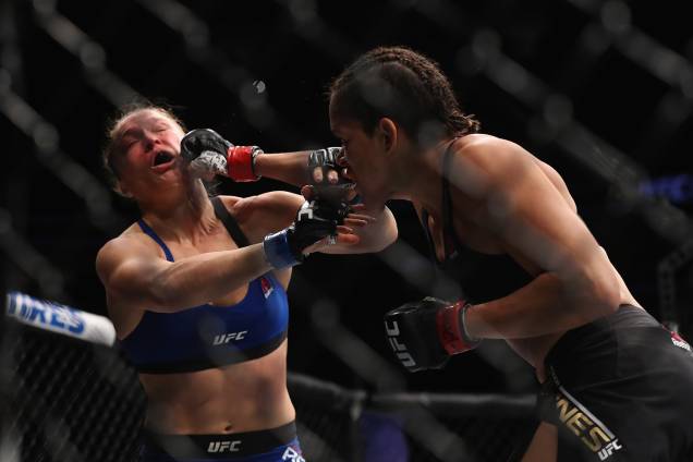 Lutadoras de MMA Amanda Nunes, brasileira, e americana Ronda Rousey se enfrentam em Las Vegas - 30/12/2016 Lutadoras de MMA Amanda Nunes, brasileira, e americana Ronda Rousey se enfrentam em Las Vegas - 30/12/2016