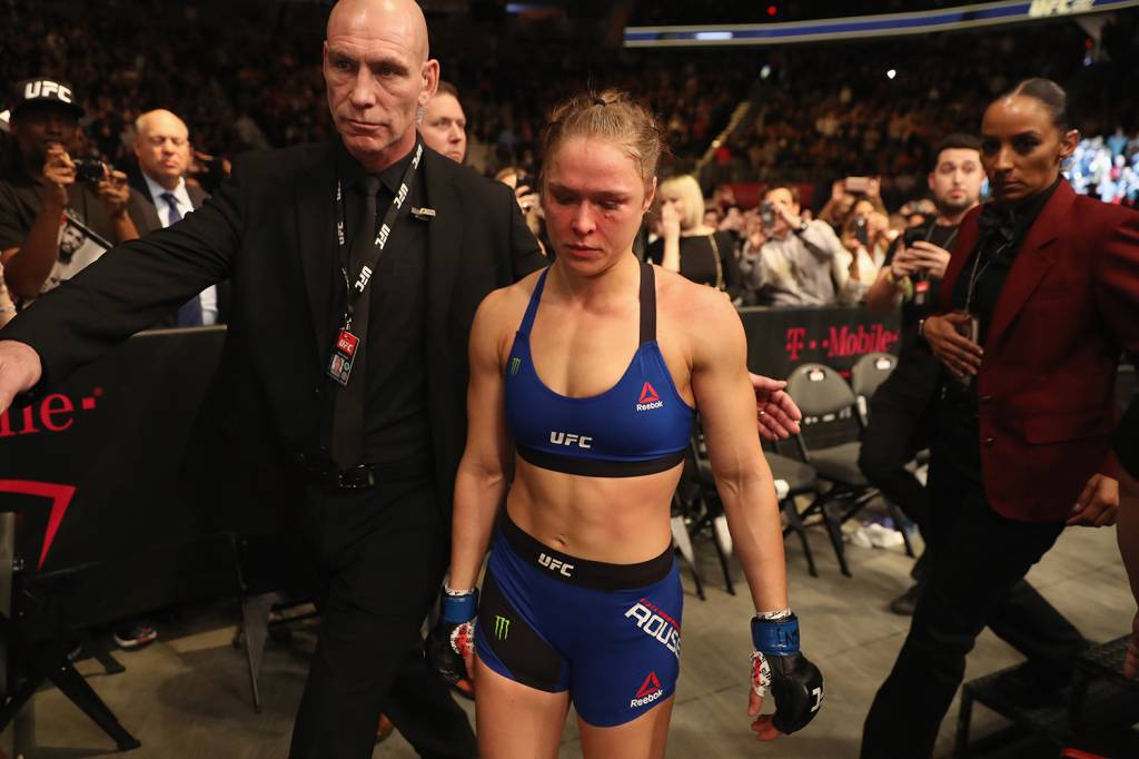 Ronda Rousey saindo do oct&oacute;gono ap&oacute;s sua derrota para a brasileira Amanda Nunes, na arena em Las Vegas, Nevada - 30/12/2016