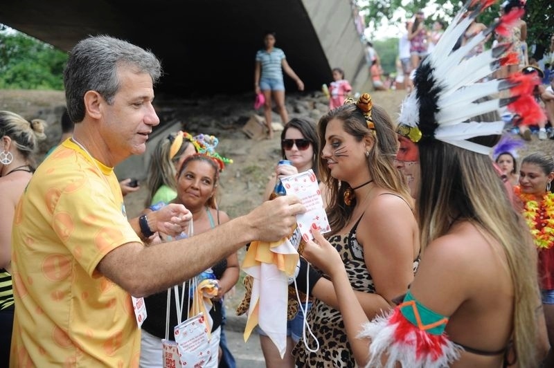 Nas asas da FABTur, o ministro da Saúde fabricou a camisinha de R$ 850