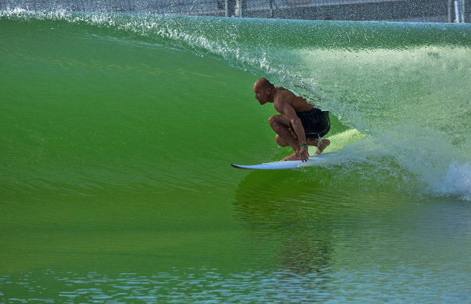Kelly Slater entubando na piscina de ondas. (Foto: Todd Glaser)