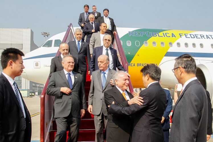 Comitiva chega da China após 27h36m de avião