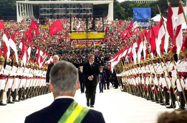 Lula sobe a rampa do Palácio do Planalto, acompanhado de seu vice, José Alencar, antes de receber a faixa presidencial de seu antecessor, Fernando Henrique Cardoso (PSDB) em 2003. Lula sobe a rampa do Palácio do Planalto, acompanhado de seu vice, José Alencar, antes de receber a faixa presidencial de seu antecessor, Fernando Henrique Cardoso (PSDB) em 2003.
