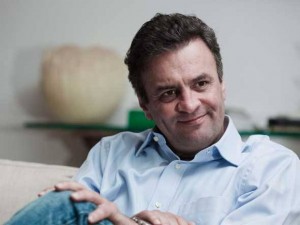 12 de abril: Caiado nas ruas, Aécio no sofá