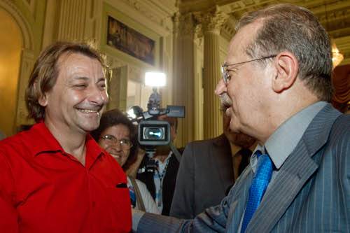 Tarso Genro cumprimenta Ex-ativista italiano Cesare Battisti ap&oacute;s conced&ecirc;-lo status de refugiado pol&iacute;tico - 2009