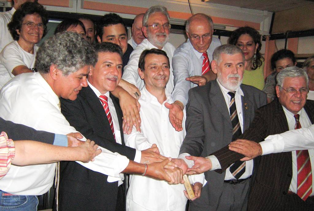 O terrorista italiano Cesare Battisti, que faz greve de fome, recebe comiss&atilde;o de congressistas no pres&iacute;dio da Papuda. O STF retoma seu julgamento de pedido de extradi&ccedil;&atilde;o nesta quarta - 17/11/2009