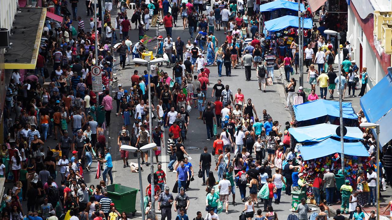 Movimentação de consumidores na Rua 25 de Março, região central de São Paulo (SP), às vésperas do Natal - 21/12/2016