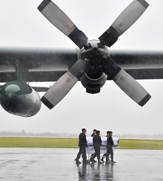 Caixões das vítimas do acidente aéreo com a delegação da Chapecoense são recebidos com honras militares, em Chapecó, Santa Catarina