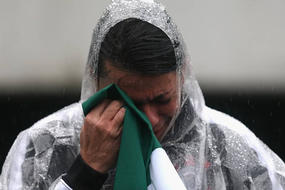 Torcedor chora durante a chegada dos caixões das vítimas do acidente aéreo com a delegação da Chapecoense