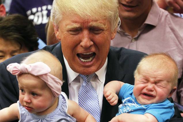 Donald Trump segura crianças em um evento, no Colorado Donald Trump segura crianças em um evento, no Colorado