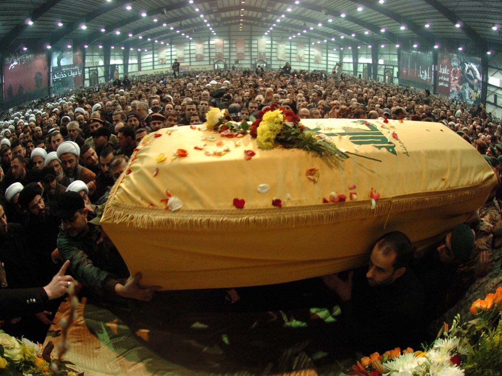 Membros do grupo terrorista Hezbollah carregam o caix&atilde;o de Imad Mughnyah em Beirute, no L&iacute;bano, em fevereiro de 2008 (Cr&eacute;dito Wael Ladki/Bloomberg via Getty Images)