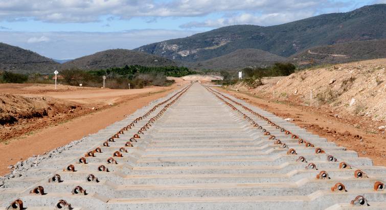 No colosso ferroviário sem trilhos, só a gastança viaja em alta velocidade