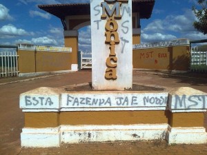 Frente da fazenda pichada